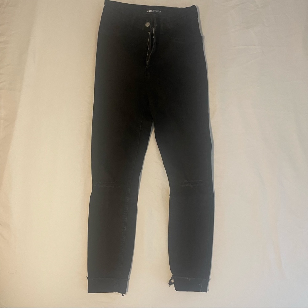 Black Zara ripped knee skinny jeans